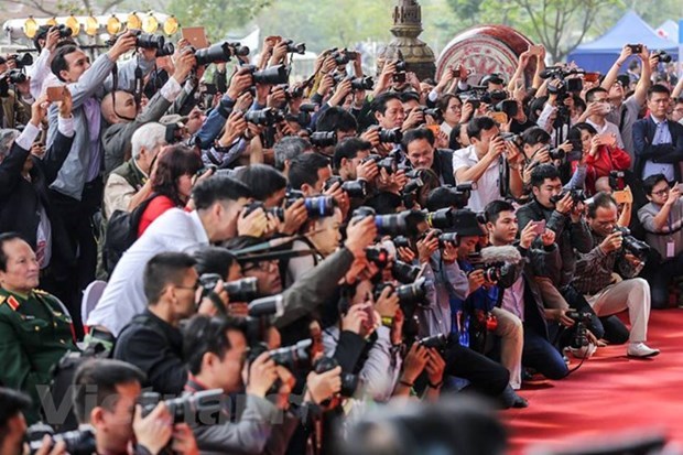 NHÀ BÁO KHỞI TẠO THI ĐUA
